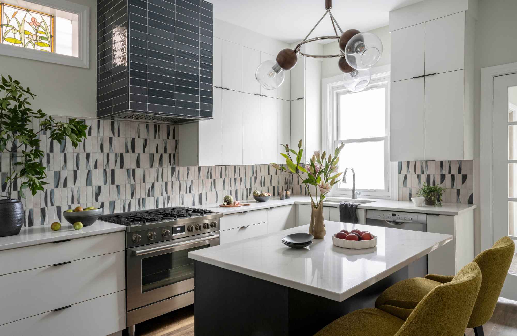 kp-home-chicago-il-designing-a-home-for-entertaining-modern-renovated-kitchen-playfully-patterned-backsplash-light-cabientry-edgy-interior-design