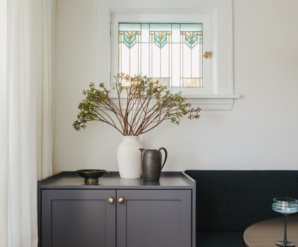 kp-home-lincoln-park-il-park-ridge-family-home-tour-custom-built-in-cabinetry-and-bench-stained-glass-window-contemporary-interior-design