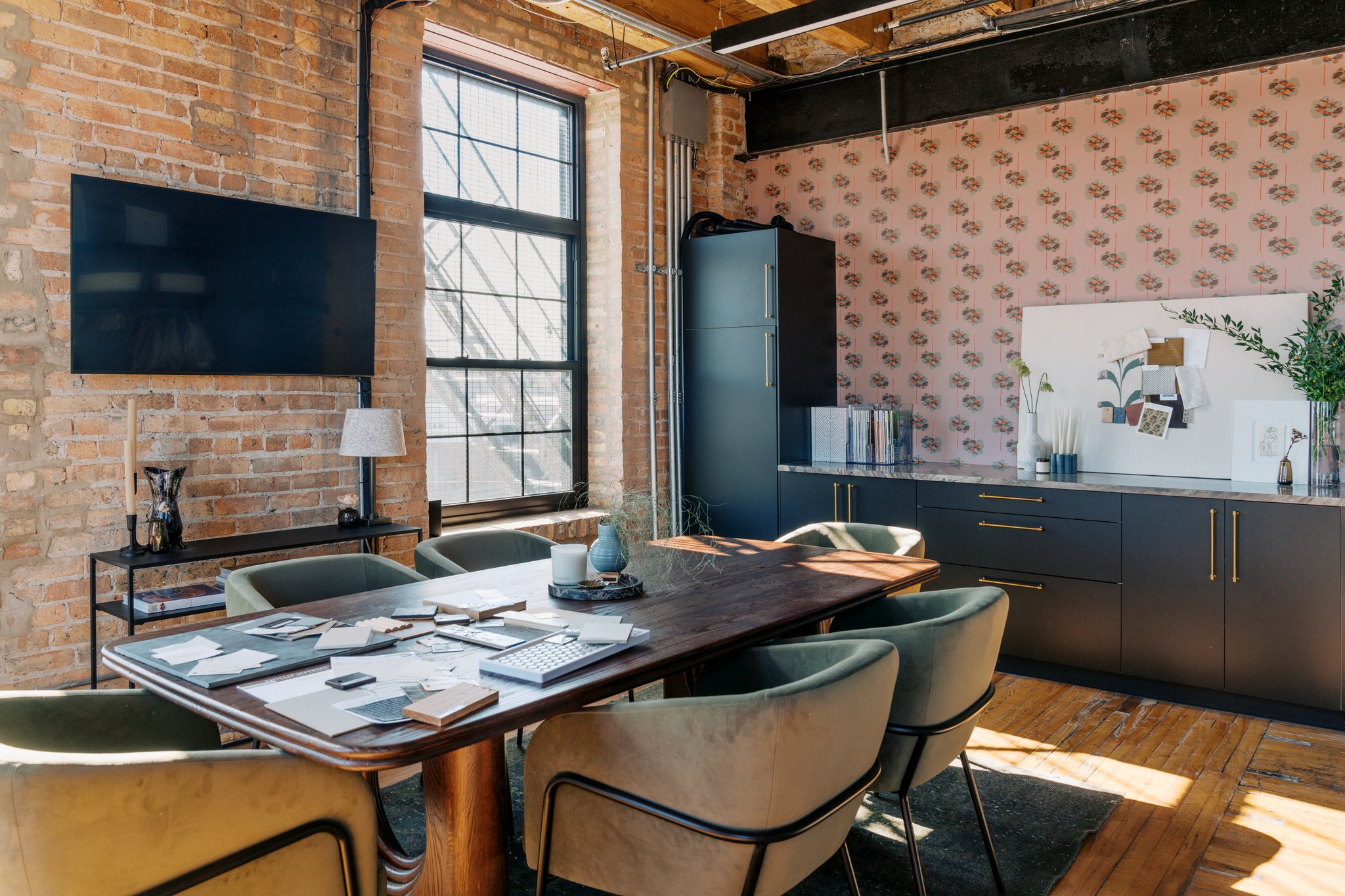 kp-home-lincoln-park-il-behind-the-scenes-interior-design-office-with-exposed-brick-table-with-chairs-patterned-wallpaper-inspiring-edgy